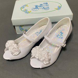 Swea Pea & Lilli Girls White Peep Toe Dress Shoe with Satin Flowers Size 3